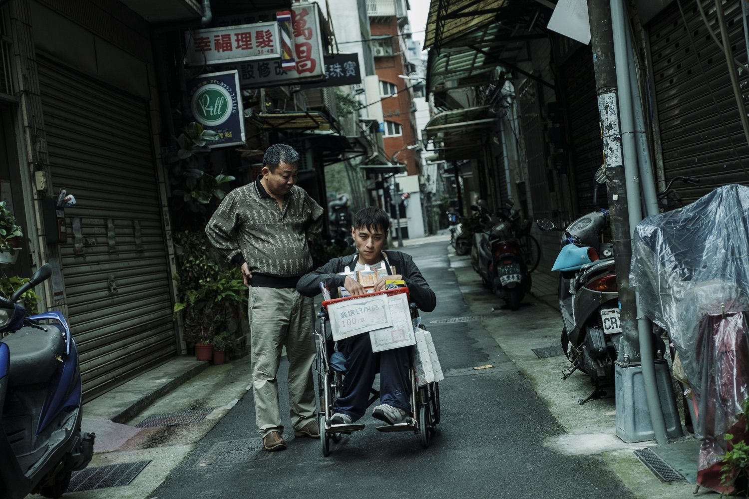 鄭人碩（右）在《親愛的殺手》挑戰身障角色，探索社會邊緣人的情感，也反映底層人生的辛酸。（高雄電影節提供）