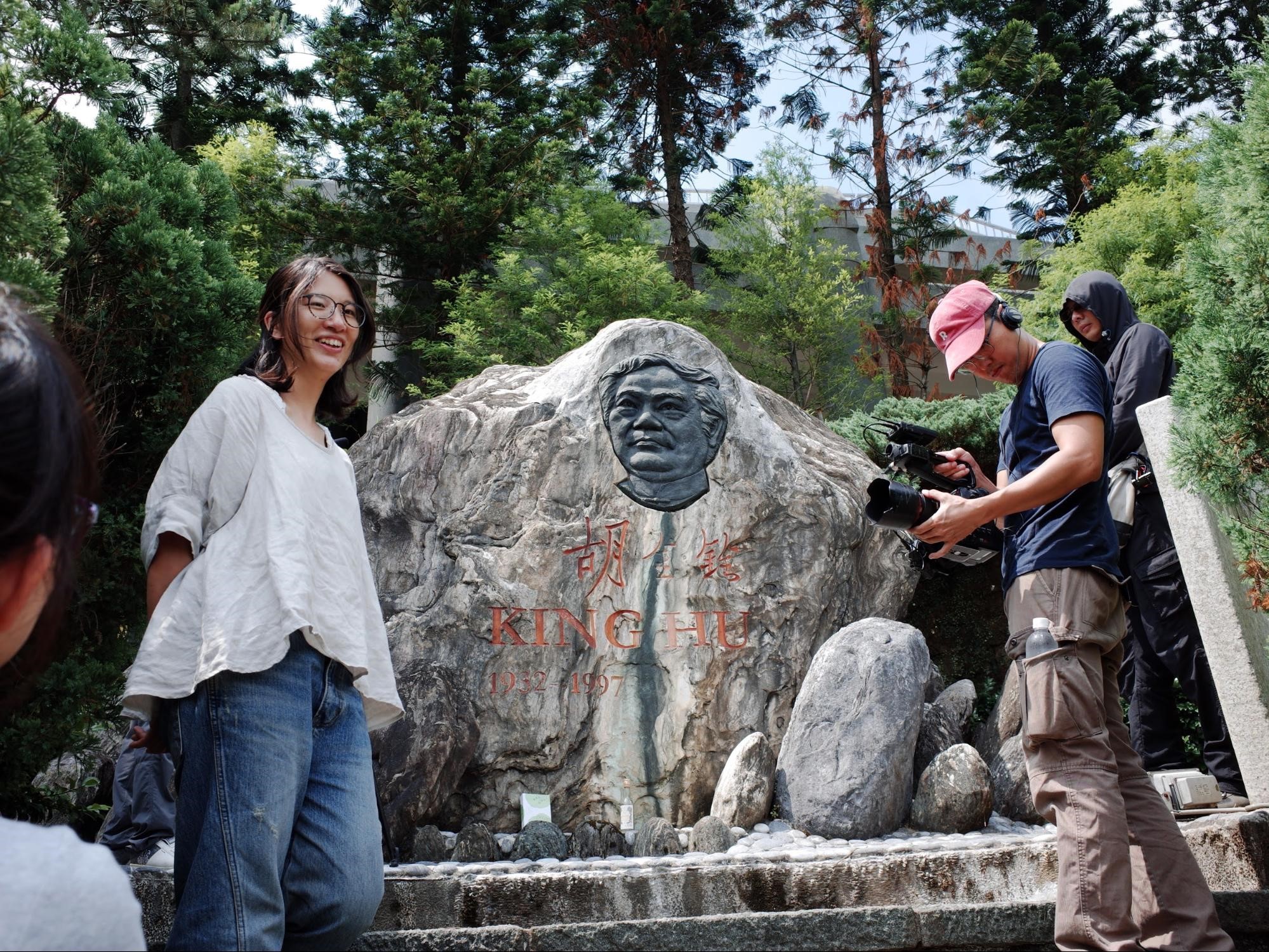 《空山靈雨》的修復難度很高,工作人員壓力大,特地跑到胡金銓位於金寶山的墓園,祈求修復順利。 (國家影視聽中心提供)