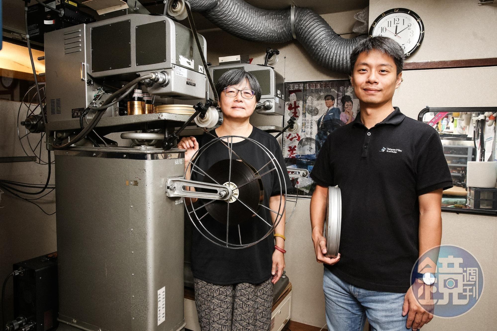 紀錄片《數電影的人》呈現修復工作的挑戰及辛勞,圖為國家影視聽中心典藏組組長黃慧敏(左)與數位修復組組長邱繼諺(右)。