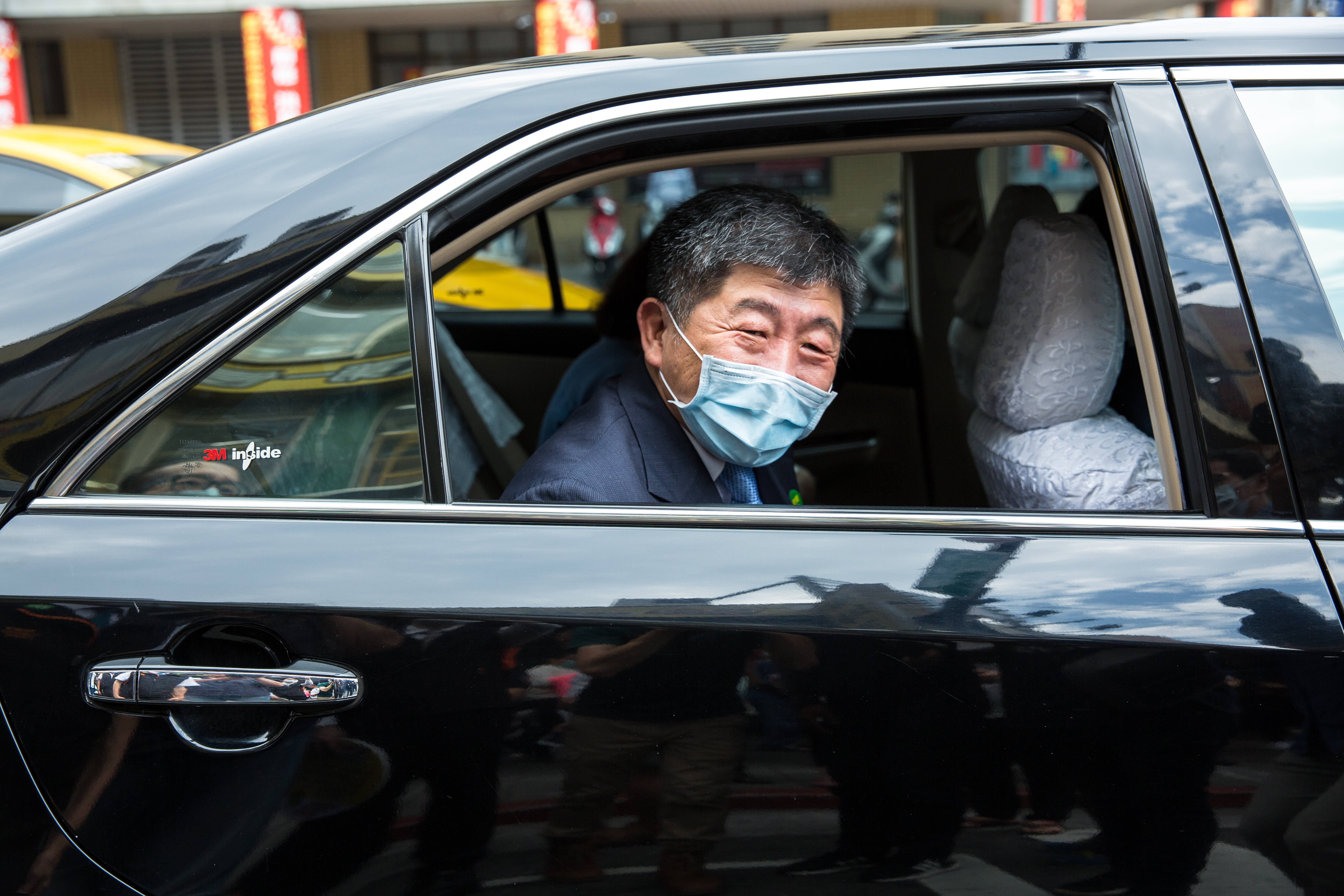 衛福部長陳時中訪迪化商圈，遭民眾陳情抗議，並且嗆聲美豬政策。（本刊資料照）