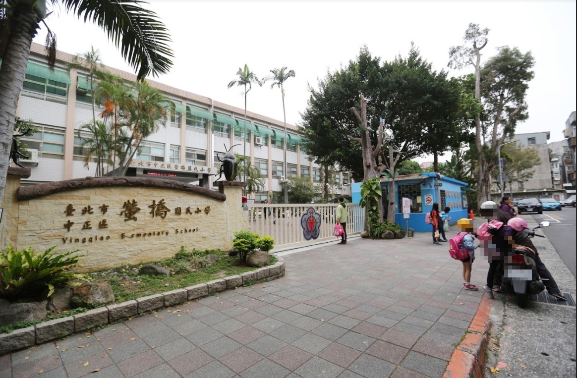 北市螢橋國小前皆為紅線，未設臨停區，讓家長接送小孩時常被檢舉違規停車。（本刊資料照）