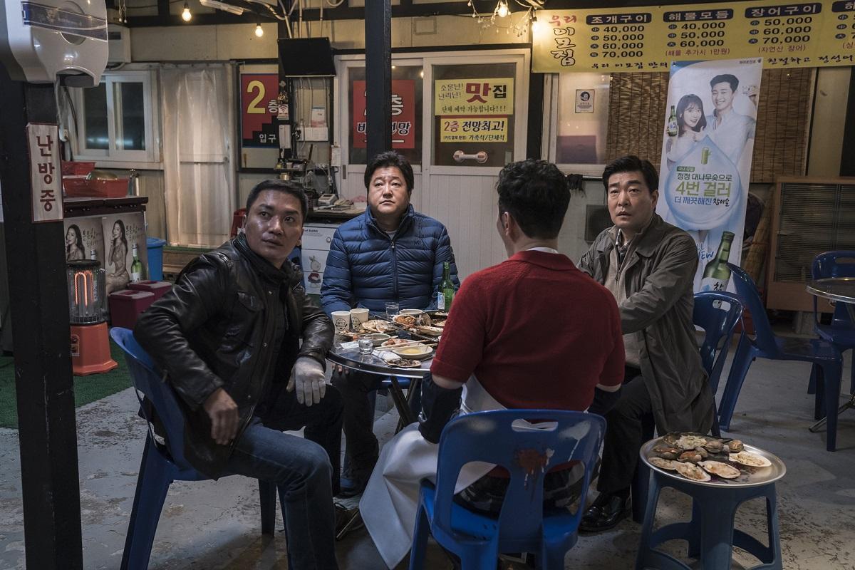 孫賢周（右）客串《刑警沒有假期》，意外和「兒子」朴敘俊同框。（車庫娛樂提供）