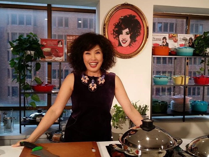 鍋具女王菲姐口才極佳，成為知名的烹飪節目主持人。（翻攝自菲姐臉書）