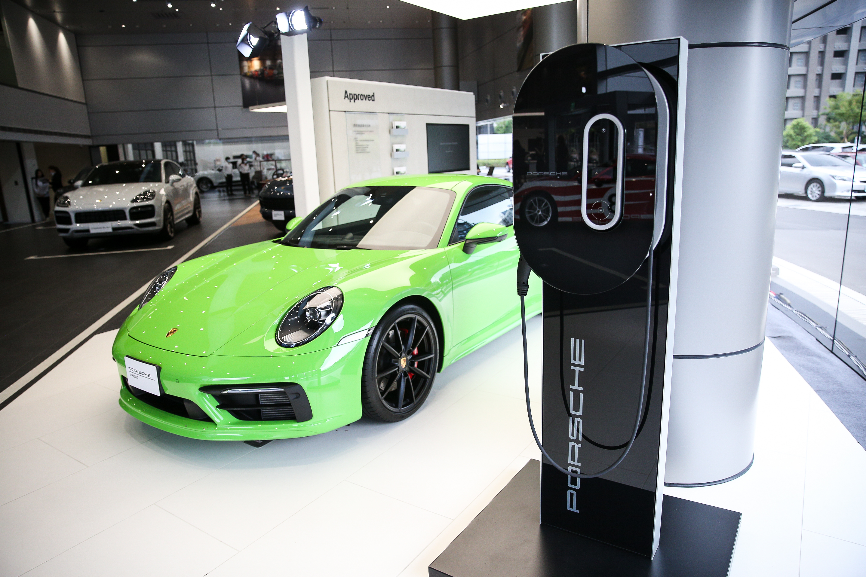 由經銷商汎德永業斥資8億元打造全台最大保時捷中心正式開幕，佔地達4200坪。