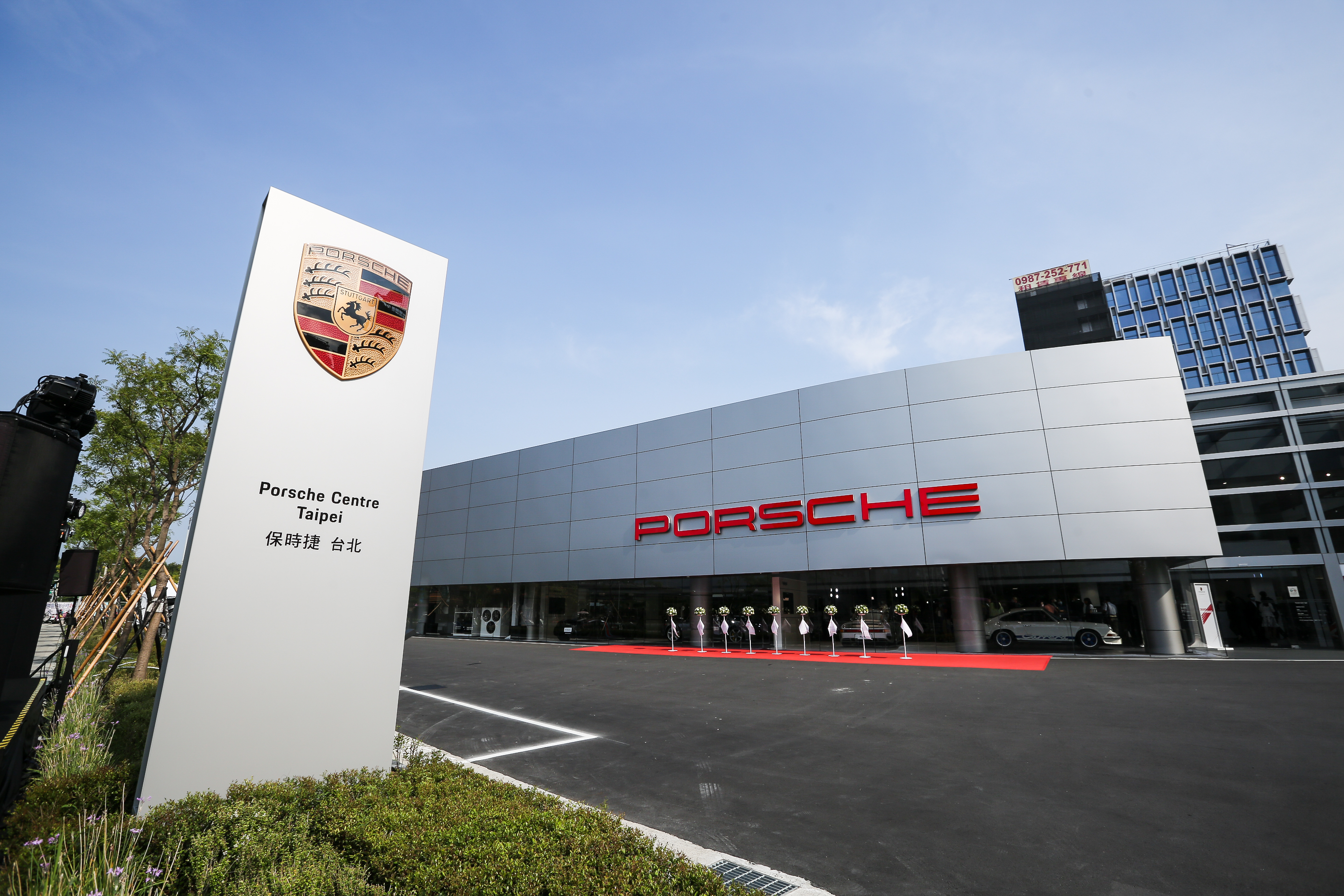全新台北保時捷中心,由即將掛牌的汎德永業汽車投資8億元打造。
