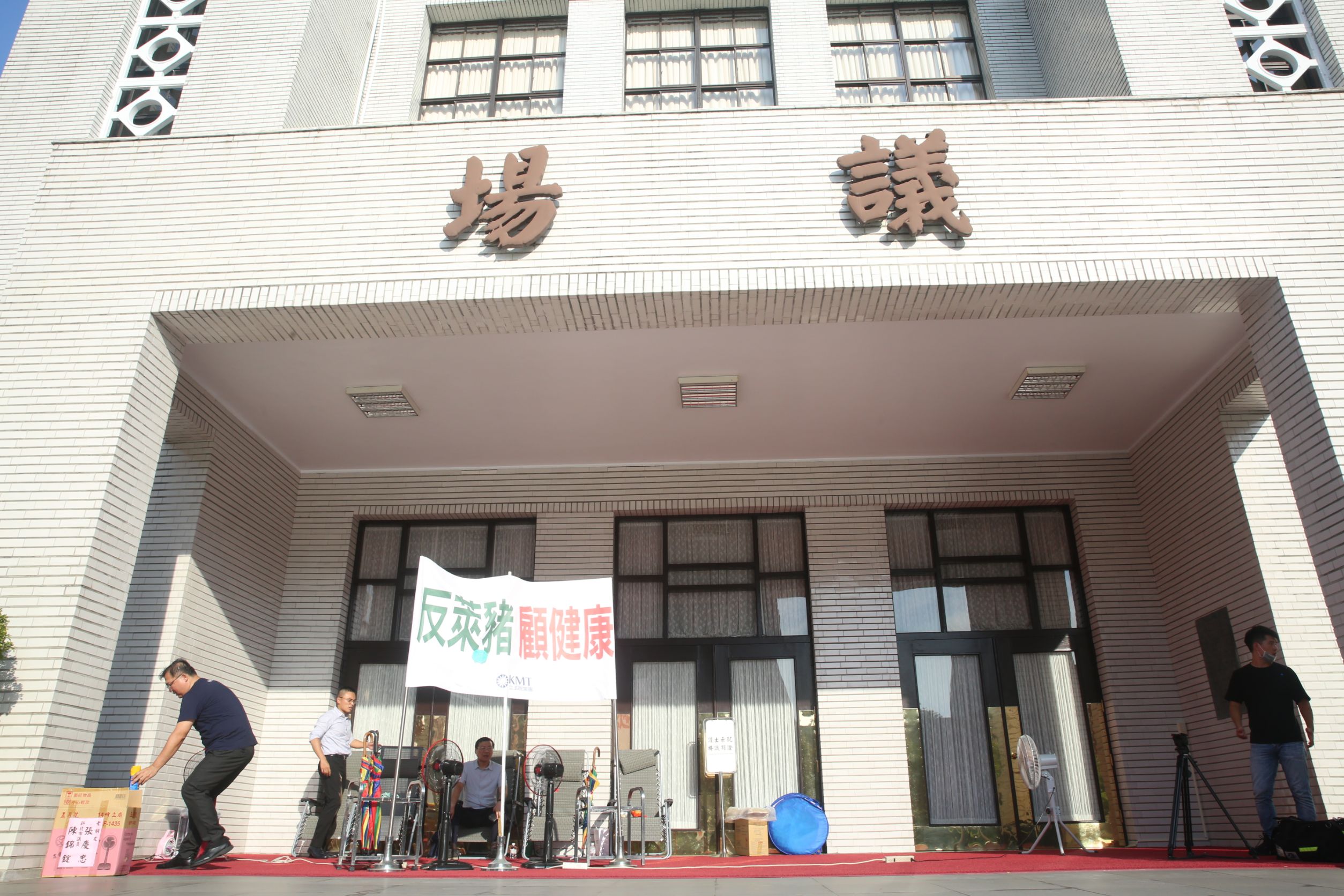 黨團大會結束後，總召林為洲、藍委洪孟楷、林德福等人就在立院前駐守。