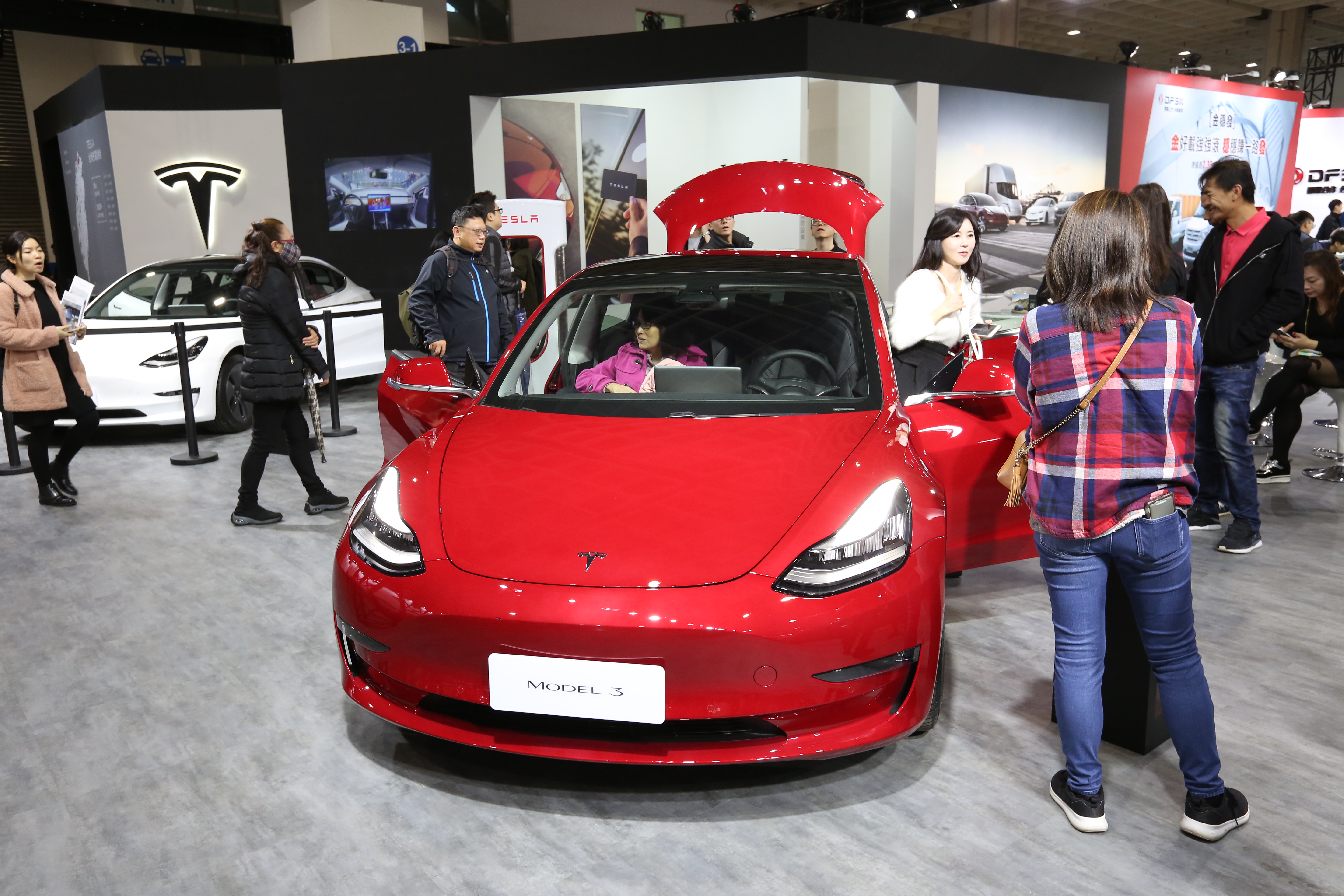 儘管日前特斯拉股價重挫，但謝孟恭看好未來降價後的市占率表現，打算配置10%長期持有。