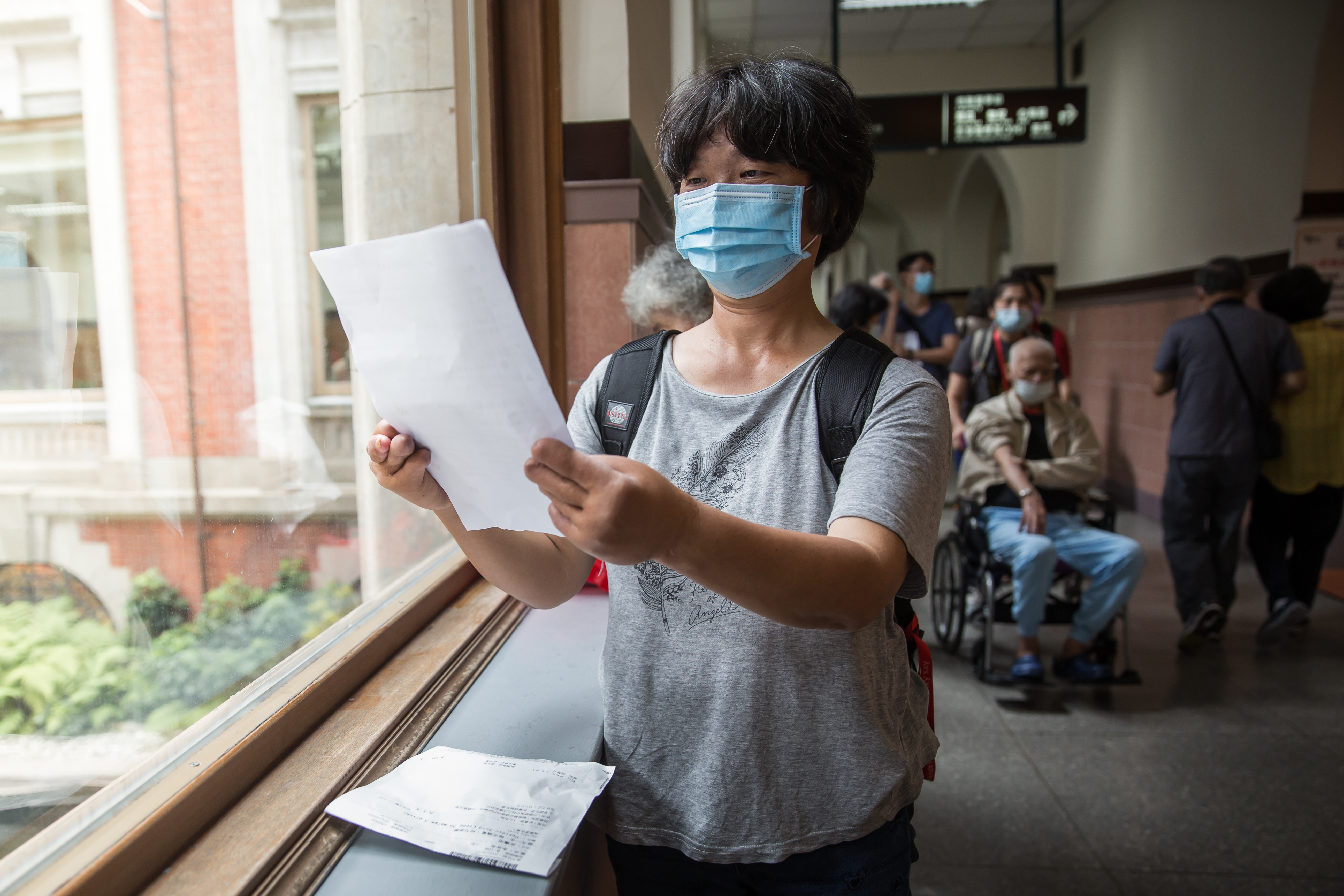 55歲的李小姐遭遇職災，雙手歷經20多次手術，透過行政救濟爭取到失能年金給付。