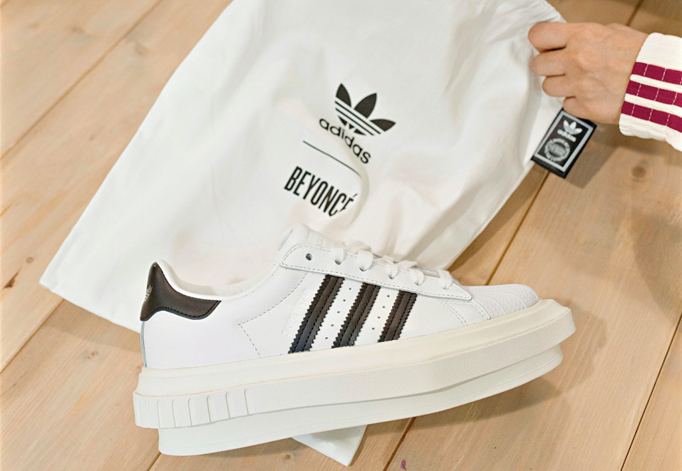 BEYONCÉ X adidas Superstar限量鞋款明日開賣。NT$7,000。（FRUITION提供）
