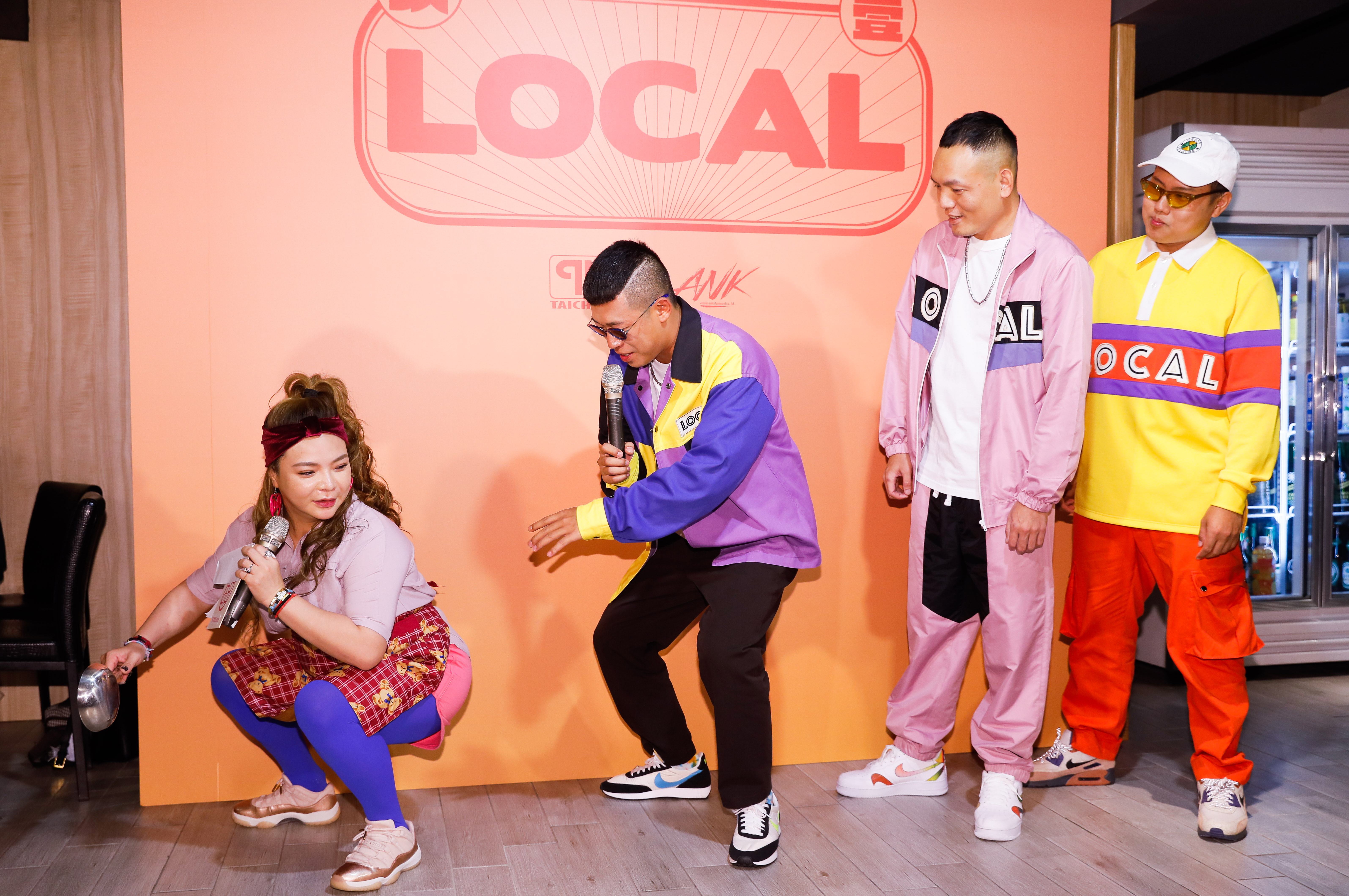 玖壹壹教小甜甜跳「LOCAL舞」。