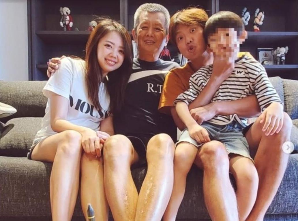 小鬼妹妹(左)po出全家福照片,寫下長文透露對哥哥的思念。(翻攝自黃婷婷IG)