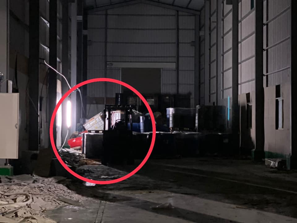 高雄鳥松區昨晚傳出惡臭，環保局已確認氣味洩漏來源，為一傾斜破損塑膠桶（紅色圓圈處）。（翻攝自邱俊憲臉書）