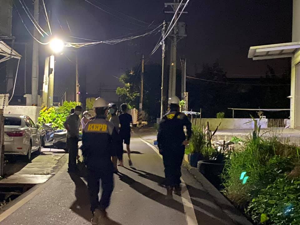 環保局昨日晚間獲報後查找刺鼻臭味來源。(翻攝自邱俊憲臉書)