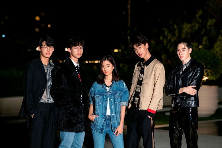 泰版《流星花園》，Win（左一）、Brght（左二）與杉菜等人合照。（翻攝自GMMTV粉絲頁）