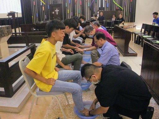 今年濯足禮由張員榮董事長等10位幹部代表洗腳禮。(聖約翰大學提供)