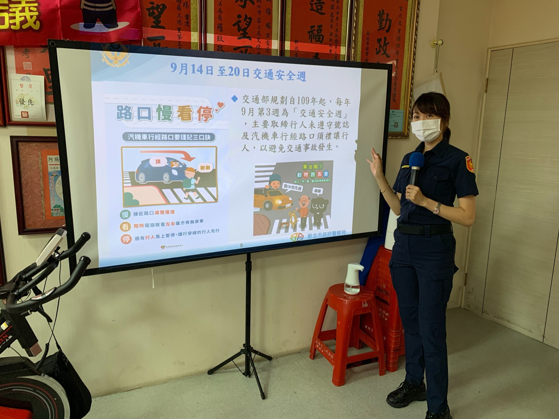 海山分局向民眾宣導，一定要注意用路安全。（讀者提供）