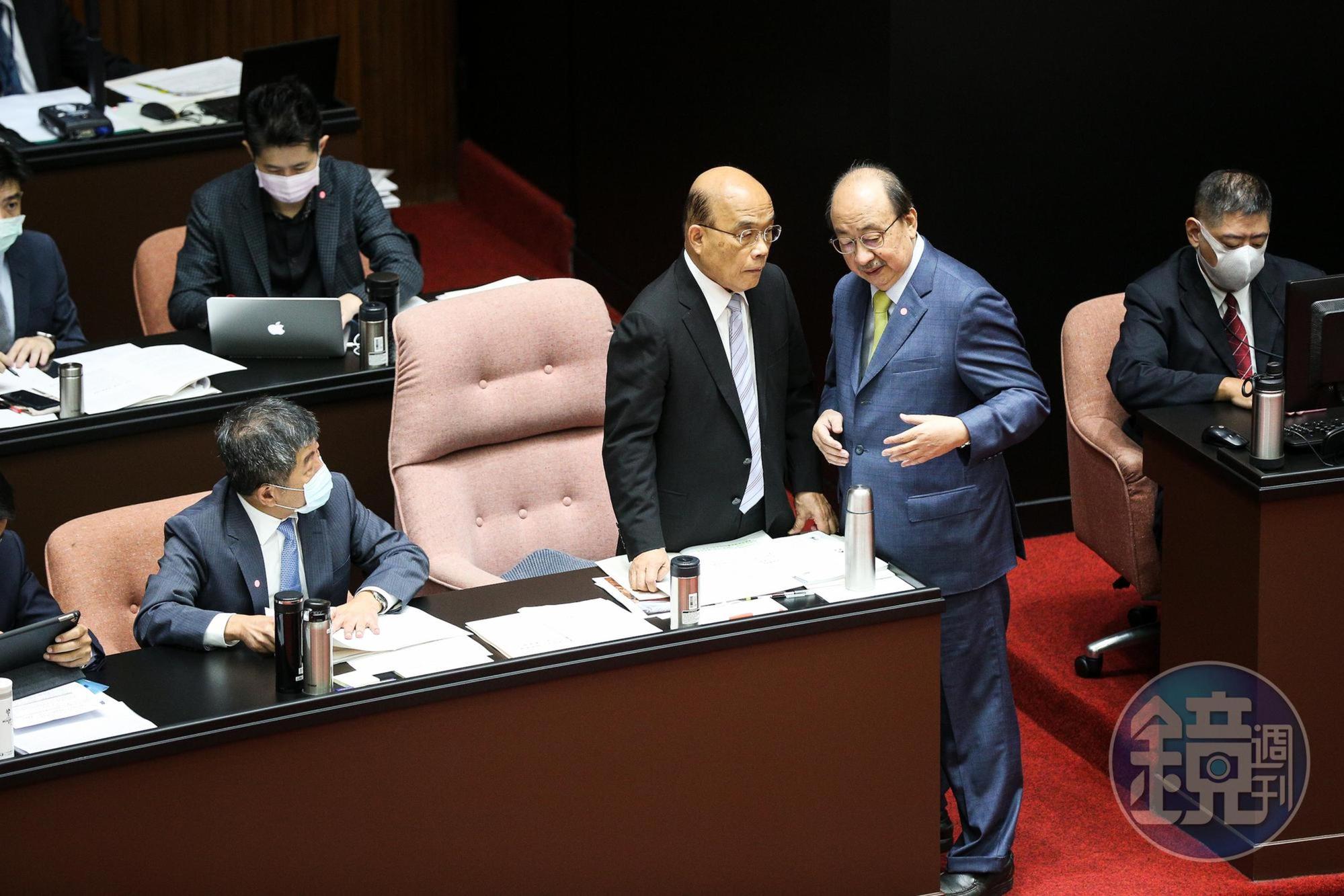 立法院今開議，但民進黨團幹事長、書記長仍處於難產狀態，圖為民進黨團總召柯建銘在議場內與行政院長蘇貞昌溝通。