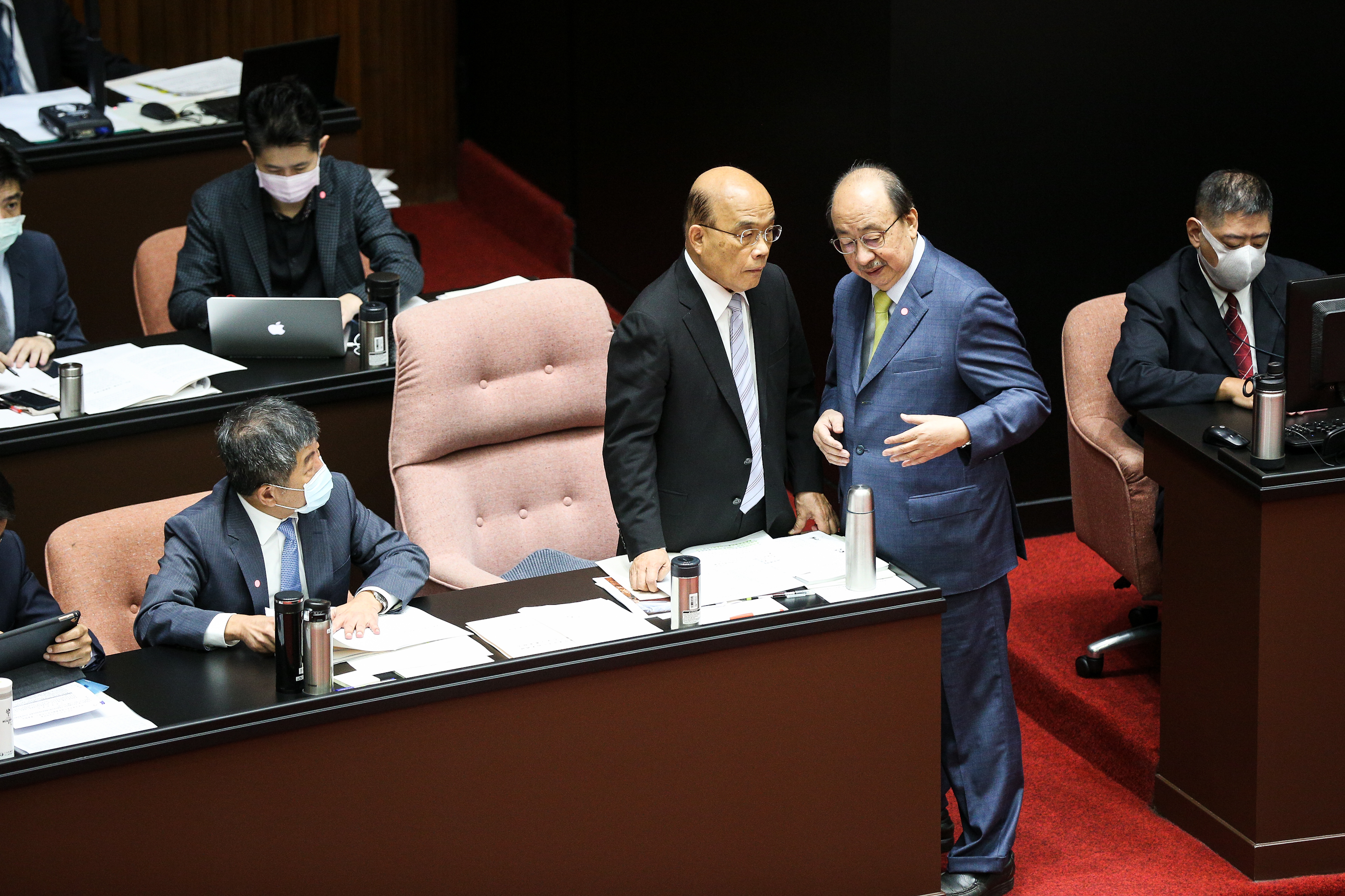 立法院今開議，但民進黨團幹事長、書記長仍處於難產狀態，圖為民進黨團總召柯建銘在議場內與行政院長蘇貞昌溝通。