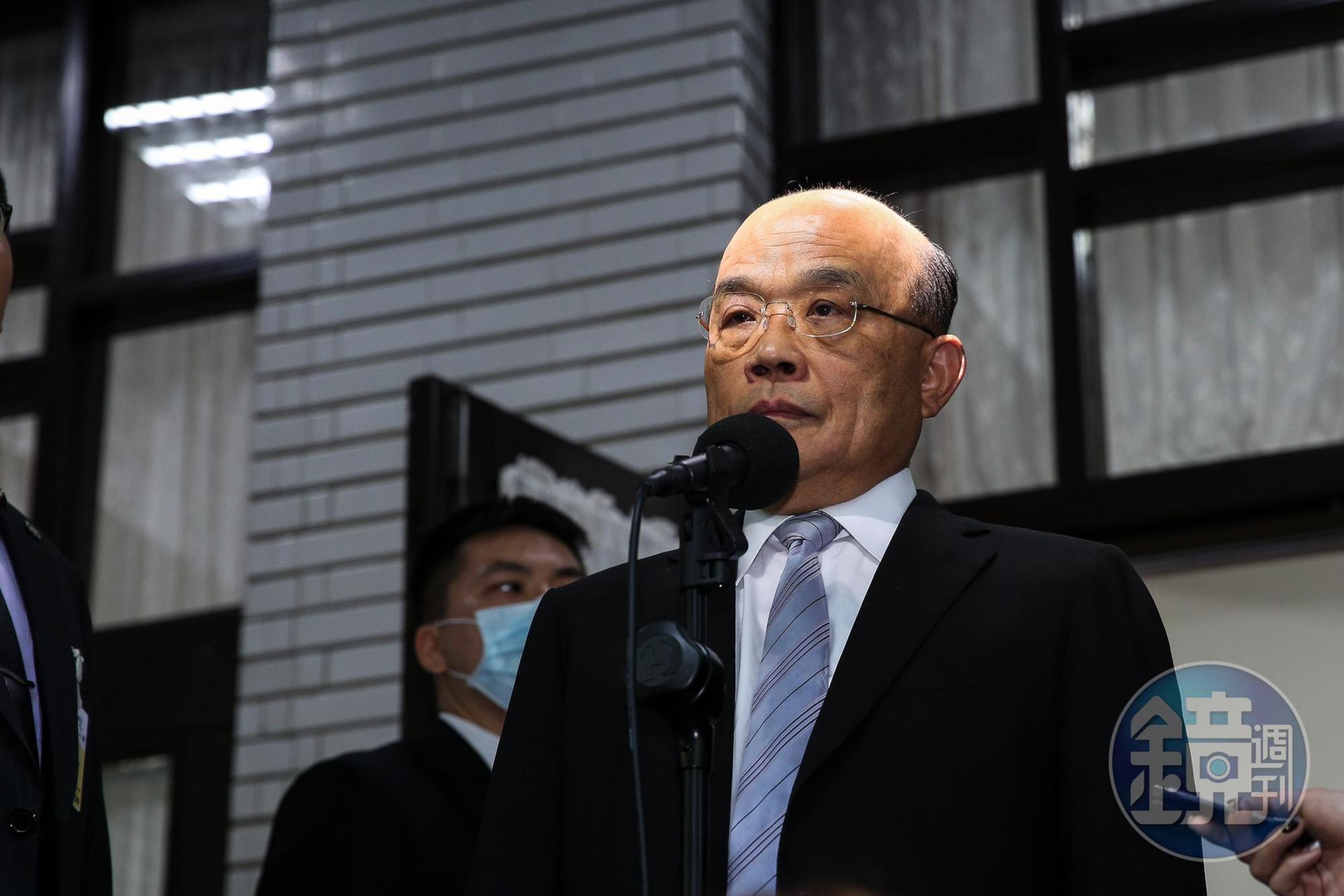 勞動部發聲明暫緩勞保年改案,蘇貞昌今為此事信心喊話,「請勞工朋友放心,政府沒倒,勞保就不會倒。」