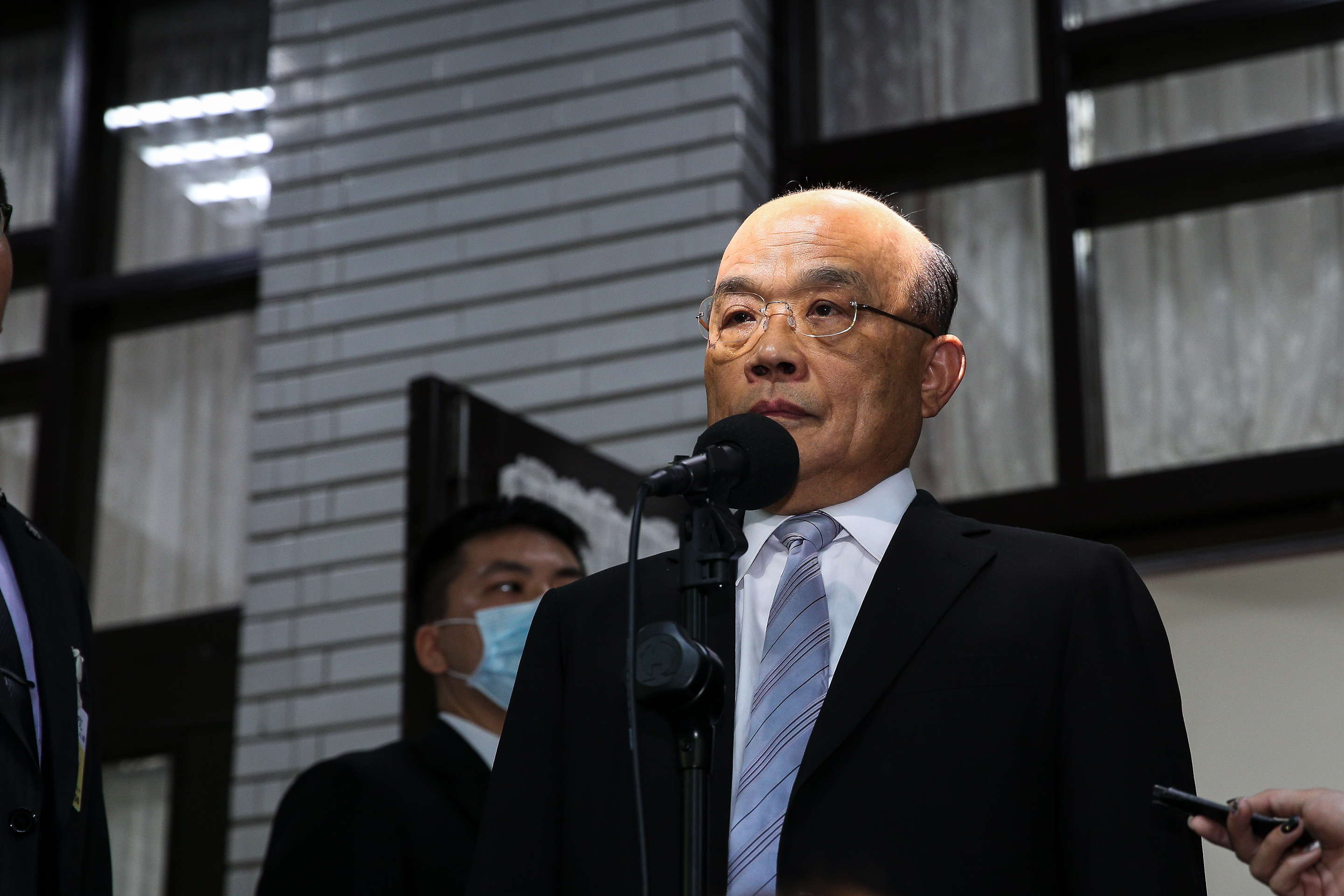 勞動部發聲明暫緩勞保年改案，蘇貞昌今為此事信心喊話，「請勞工朋友放心，政府沒倒，勞保就不會倒。」