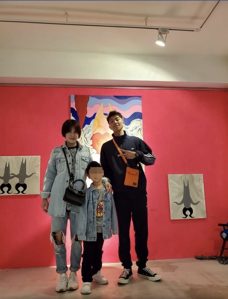 黃小柔曾帶兒子去看小鬼的畫展。(翻攝自黃小柔臉書)