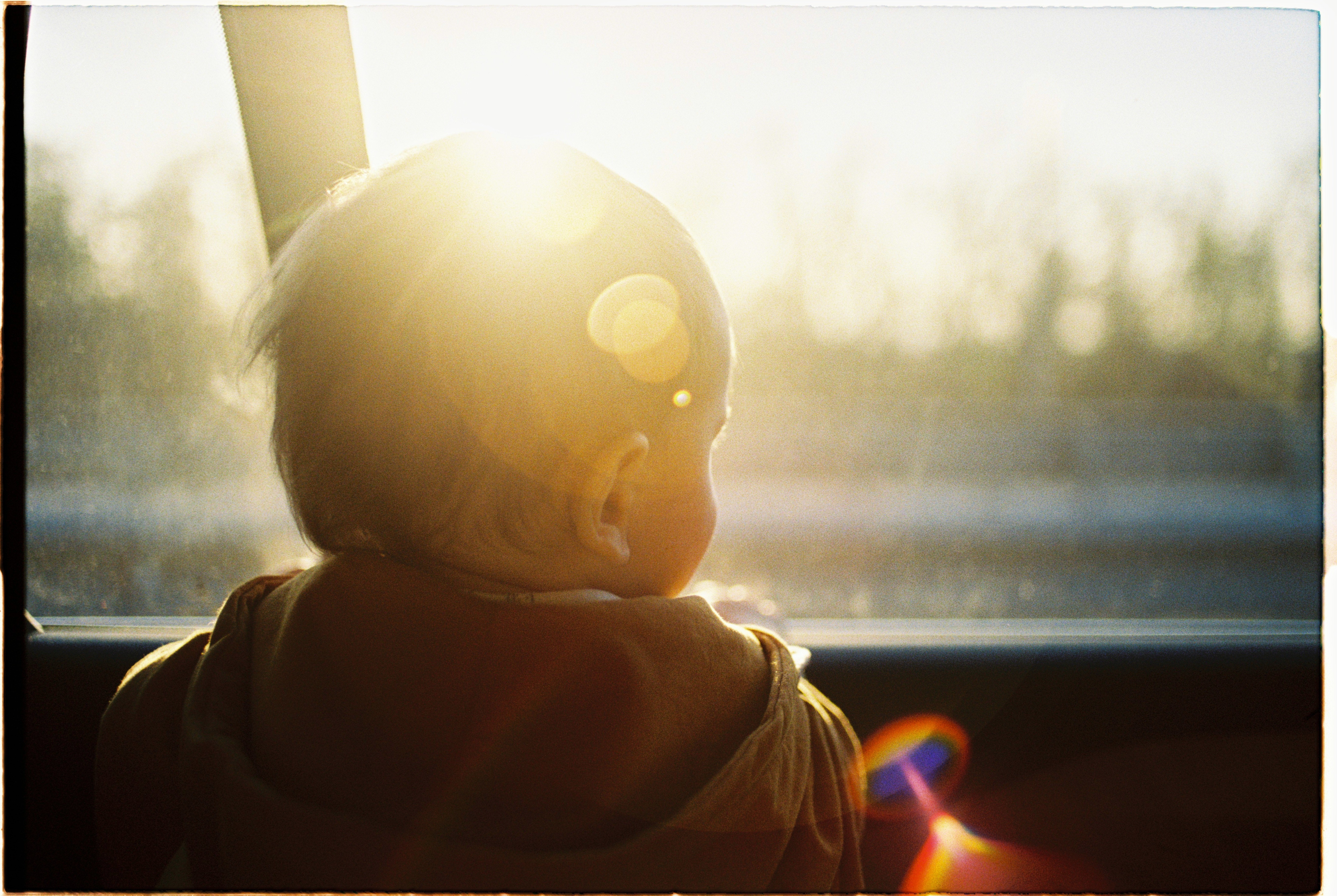 桃園一對夫妻將5個月大男嬰獨留車上，男嬰翻身摔落窒息。示意圖，非當事男嬰。（攝影師：Anastasia Shuraeva，連結：Pexels）