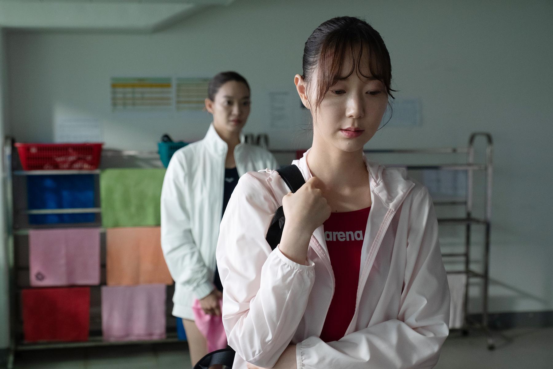 申敏兒(後)和李裕英在《詭憶》都是跳水選手,兩人也一起在開拍前接受訓練。(采昌國際多媒體提供)