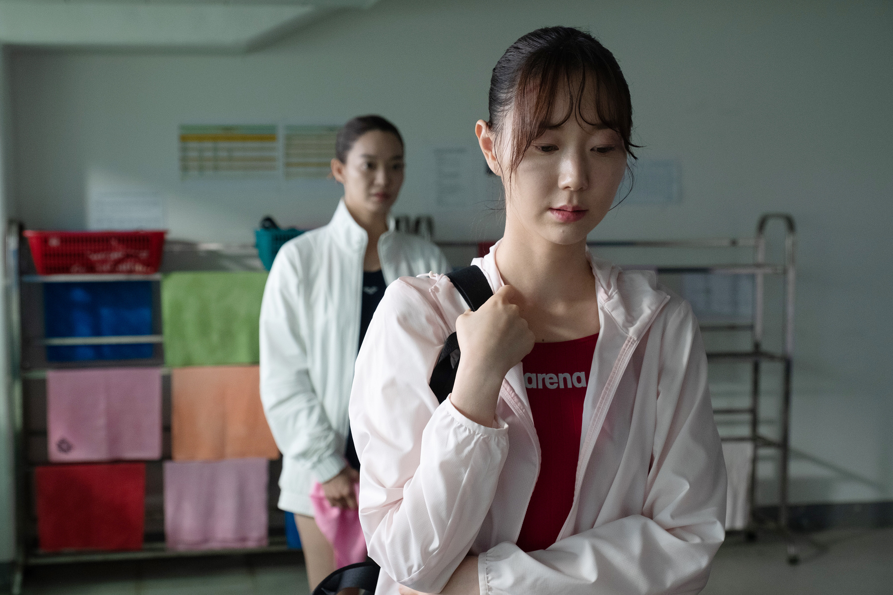 申敏兒(後)和李裕英在《詭憶》都是跳水選手,兩人也一起在開拍前接受訓練。(采昌國際多媒體提供)