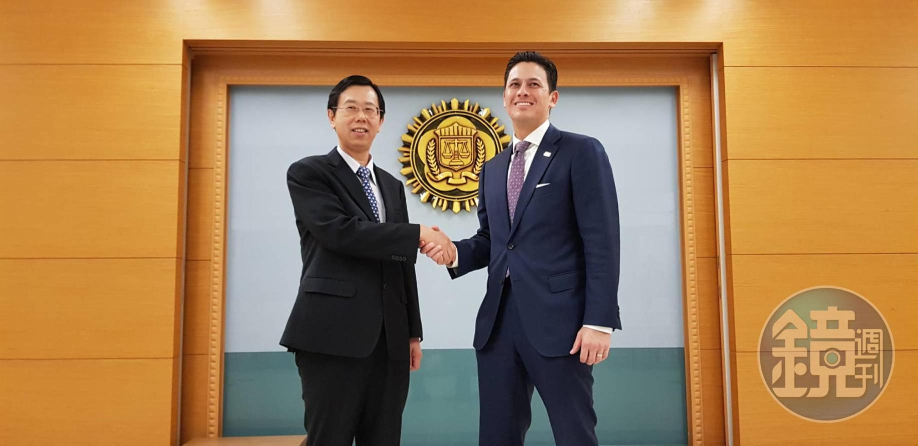 調查局長呂文忠強調台美首度合作破獲中國共諜組織成為典範,FBI駐台代表賈智賢也誇讚台灣是可信任合作夥伴,2人共同召開記者會說明始末。