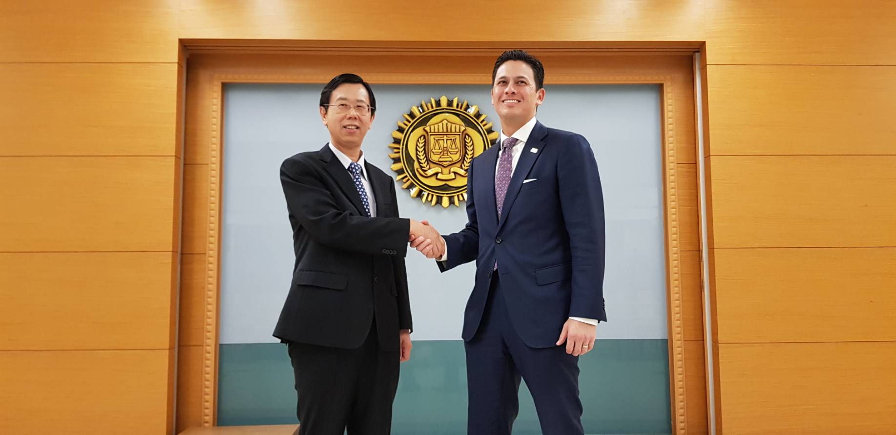 調查局長呂文忠強調台美首度合作破獲中國共諜組織成為典範，FBI駐台代表賈智賢也誇讚台灣是可信任合作夥伴，2人共同召開記者會說明始末。