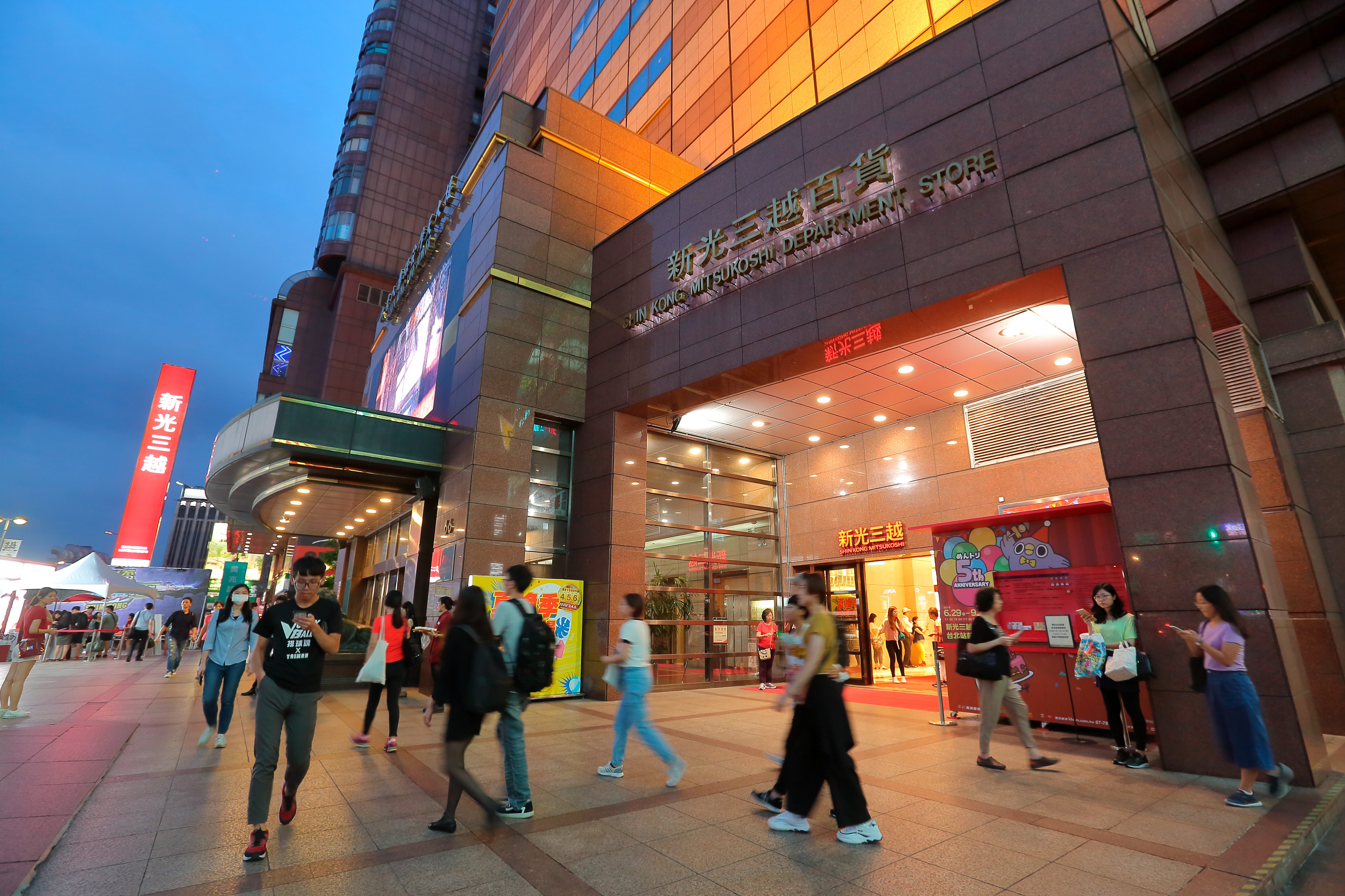 新光三越去年創造超過800億元的現金流，又是新光金大股東因此被吳家兄弟視為金雞母。