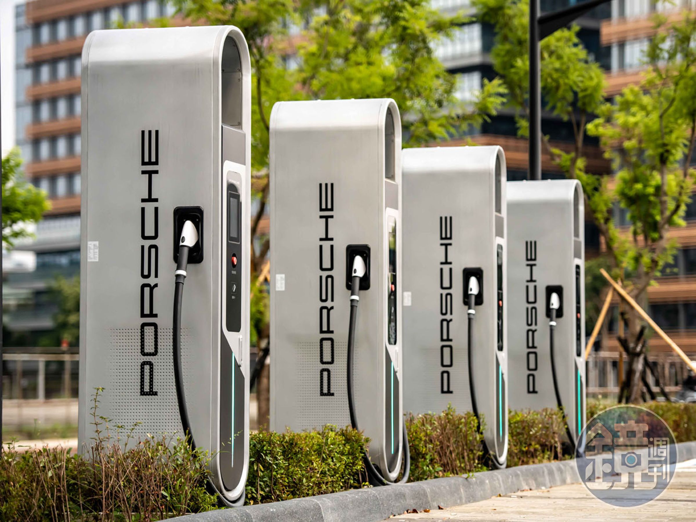 全新台北保時捷中心為保時捷全台充電網絡佈局的站點之一，率先設置全台首四座保時捷Porsche Tur-bo Charging高速充電樁。