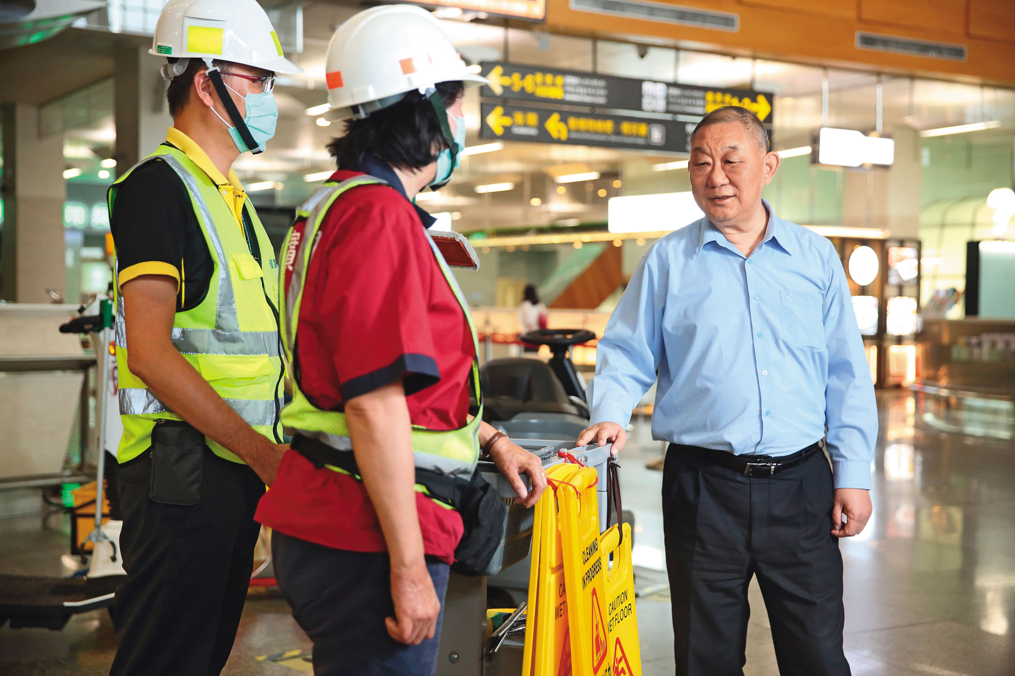 陸耀祖(右)認為基層員工相當辛苦,雖然要求嚴格,對他們相當客氣和善。