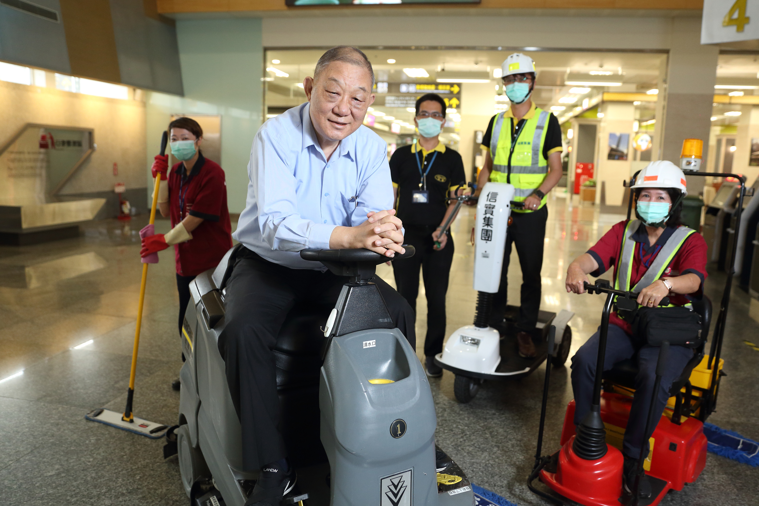 中校退役的陸耀祖，十三年前創立信實，承攬台灣許多交通樞紐的清潔工作，去年掛牌興櫃。