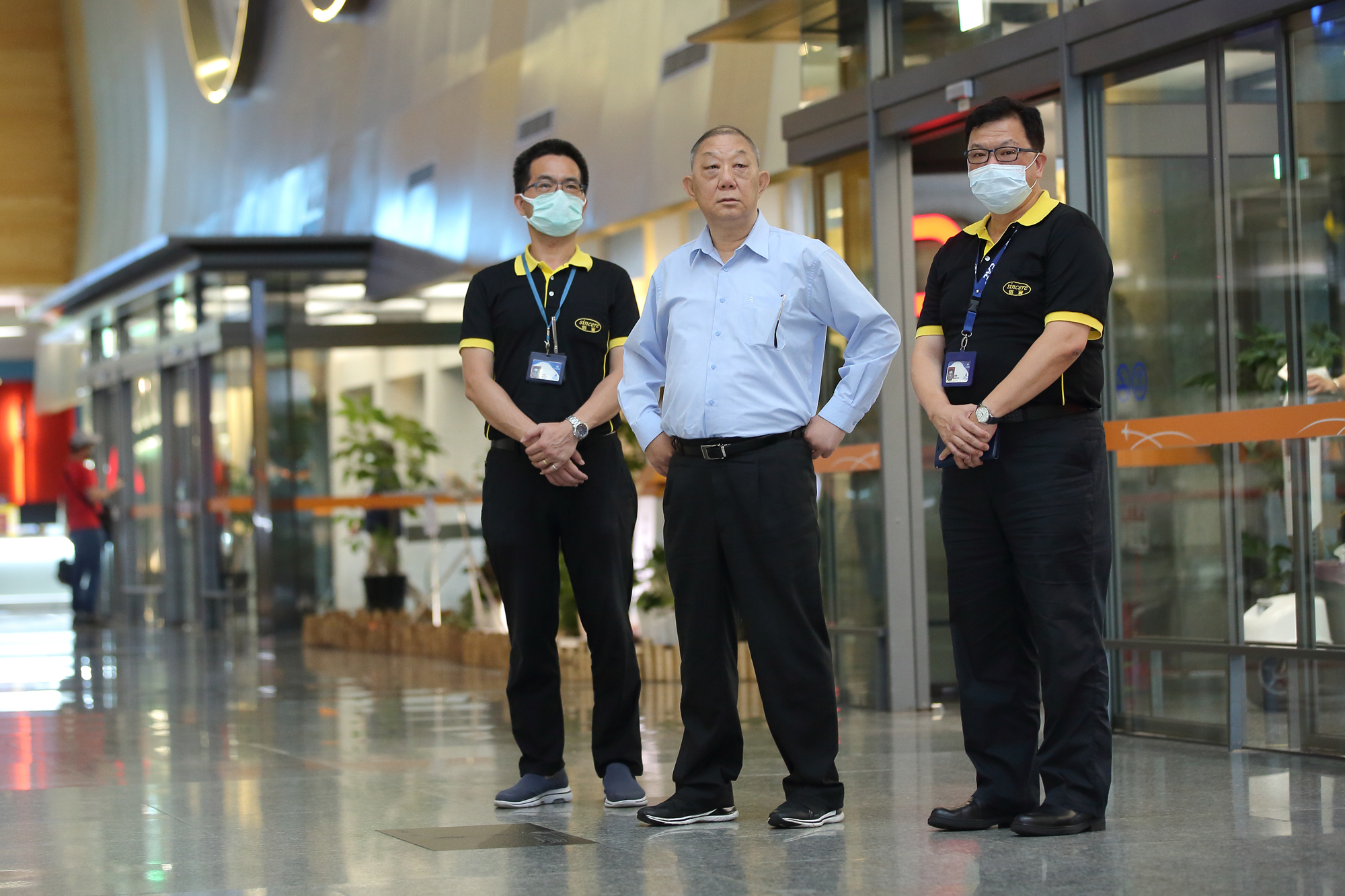 陸耀祖（中）把軍中分層式管理方式帶進企業，所有事情幹部都要先學會，再教基層。