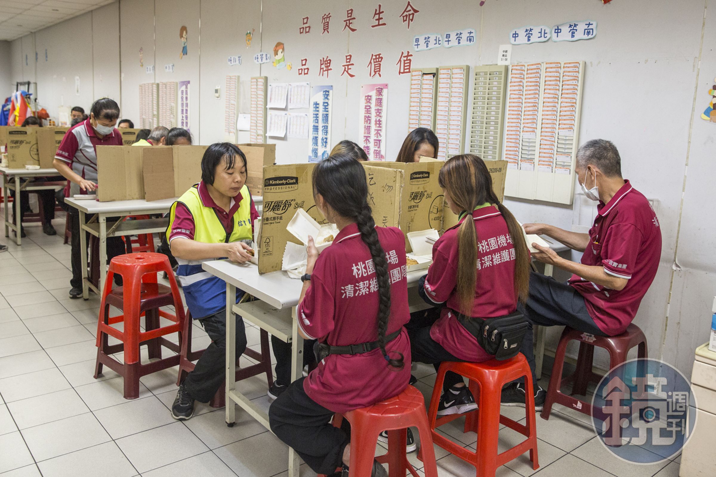 信實集團在桃園機場二航廈的員工，午餐時間會自行排好桌椅、擺上自製隔板再用餐，相當有紀律。