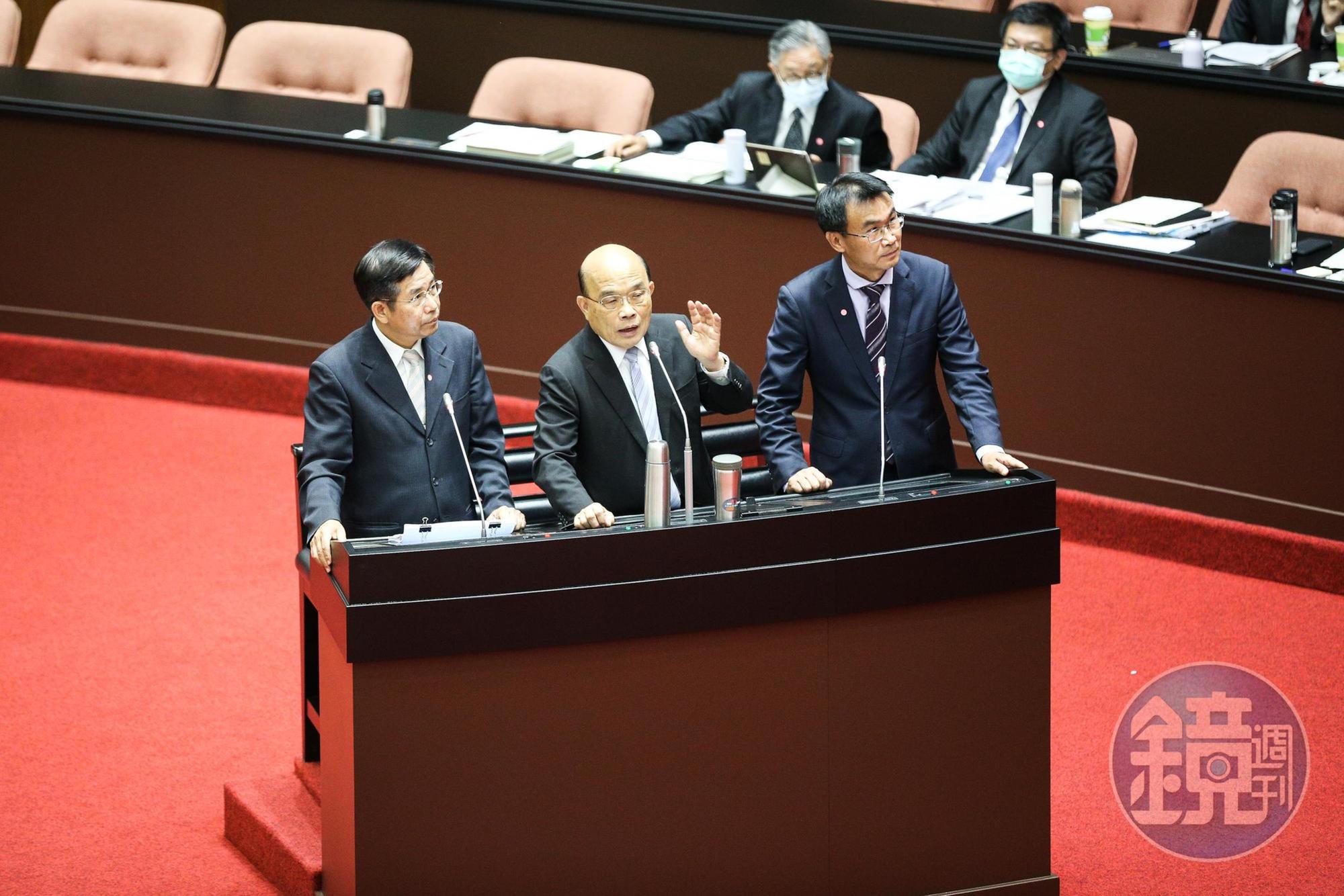 行政院長蘇貞昌(中)今率相關部會首長到立法院針對開放含萊克多巴胺美豬進口進行報告並備詢。
