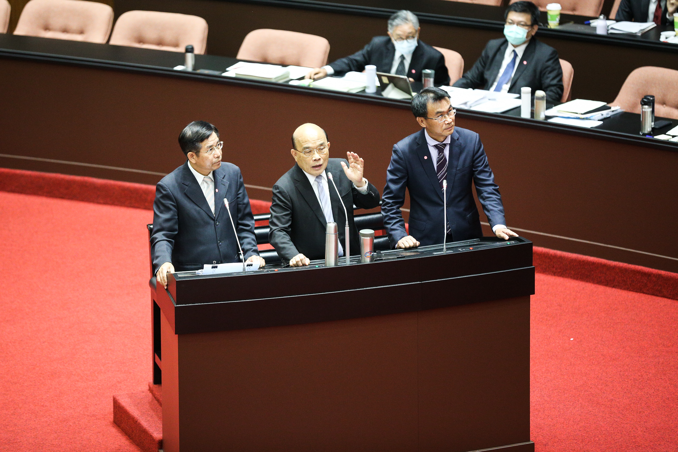 行政院長蘇貞昌（中）今率相關部會首長到立法院針對開放含萊克多巴胺美豬進口進行報告並備詢。