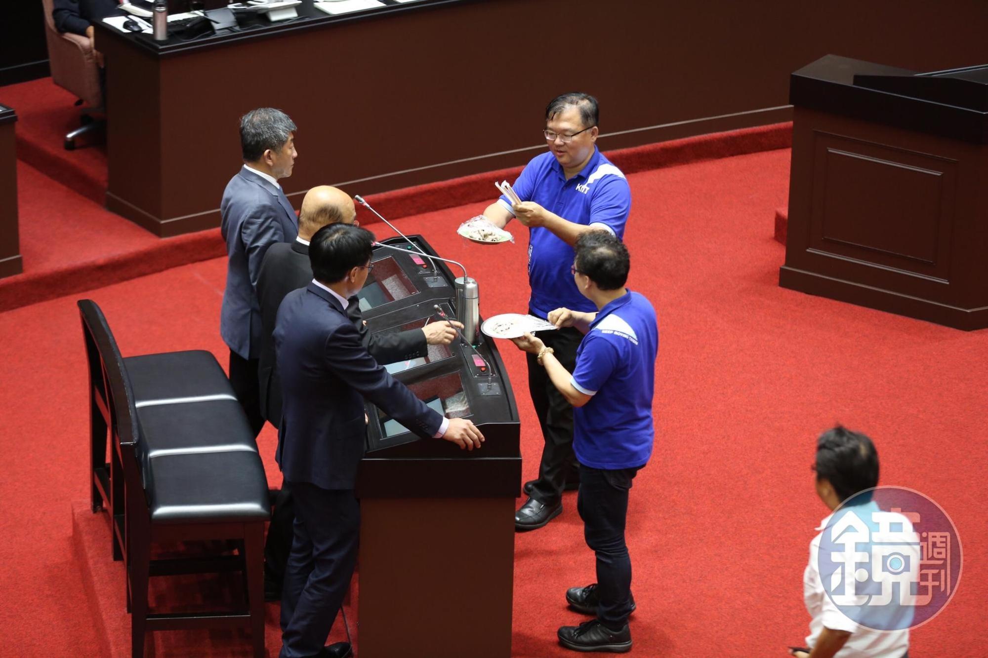 國民黨立委李德維、鄭正鈐端豬肉給行政院長蘇貞昌品嚐。