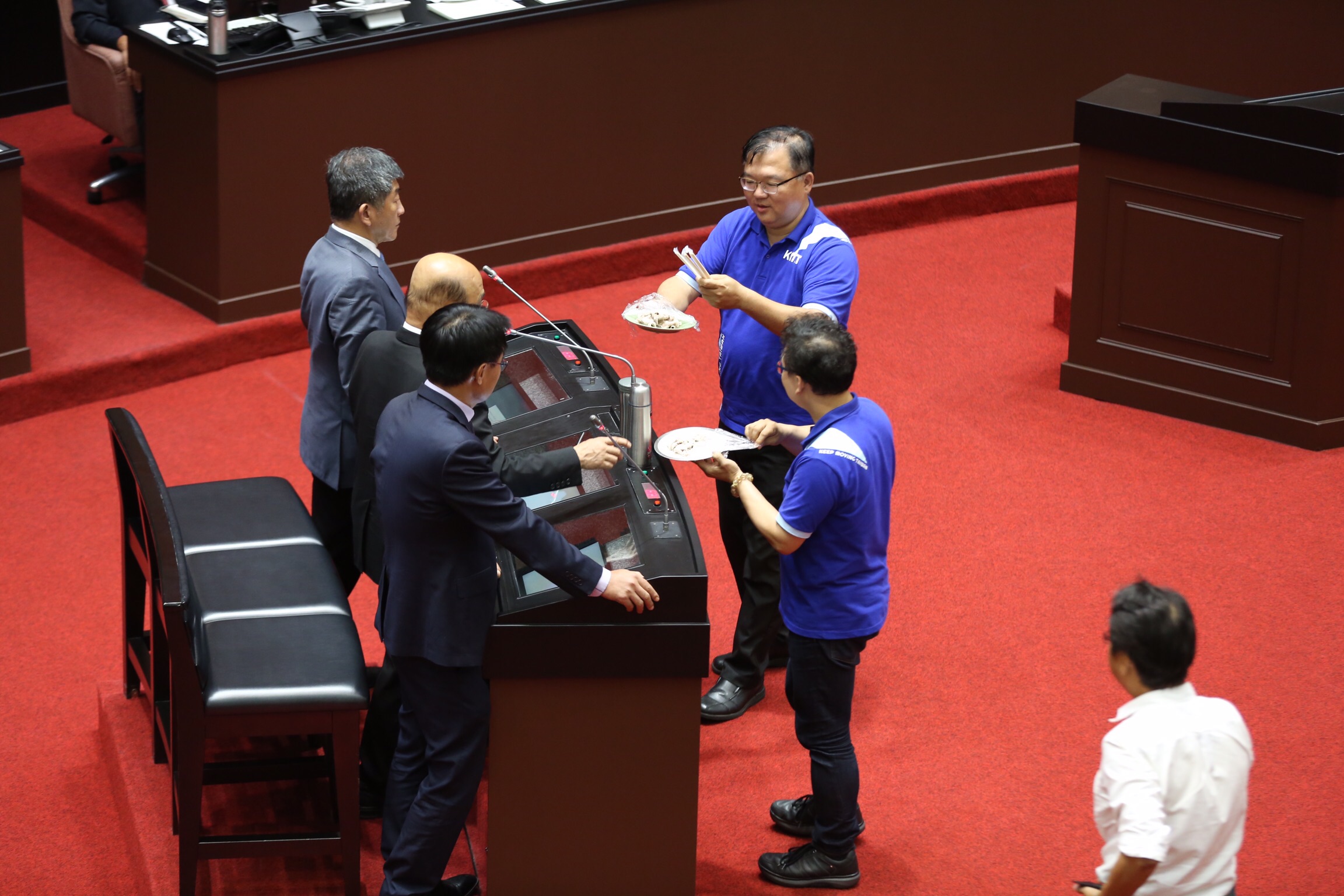 國民黨立委李德維、鄭正鈐端豬肉給行政院長蘇貞昌品嚐。