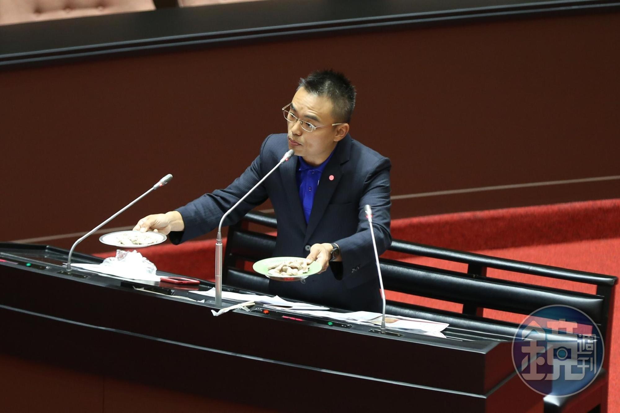 國民黨立委洪孟楷準備2盤豬肉要給蘇貞昌品嚐,分辨何者台灣豬、何者美國豬。