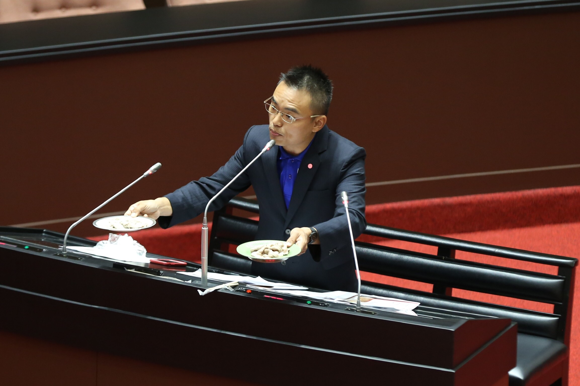 國民黨立委洪孟楷準備2盤豬肉要給蘇貞昌品嚐,分辨何者台灣豬、何者美國豬。