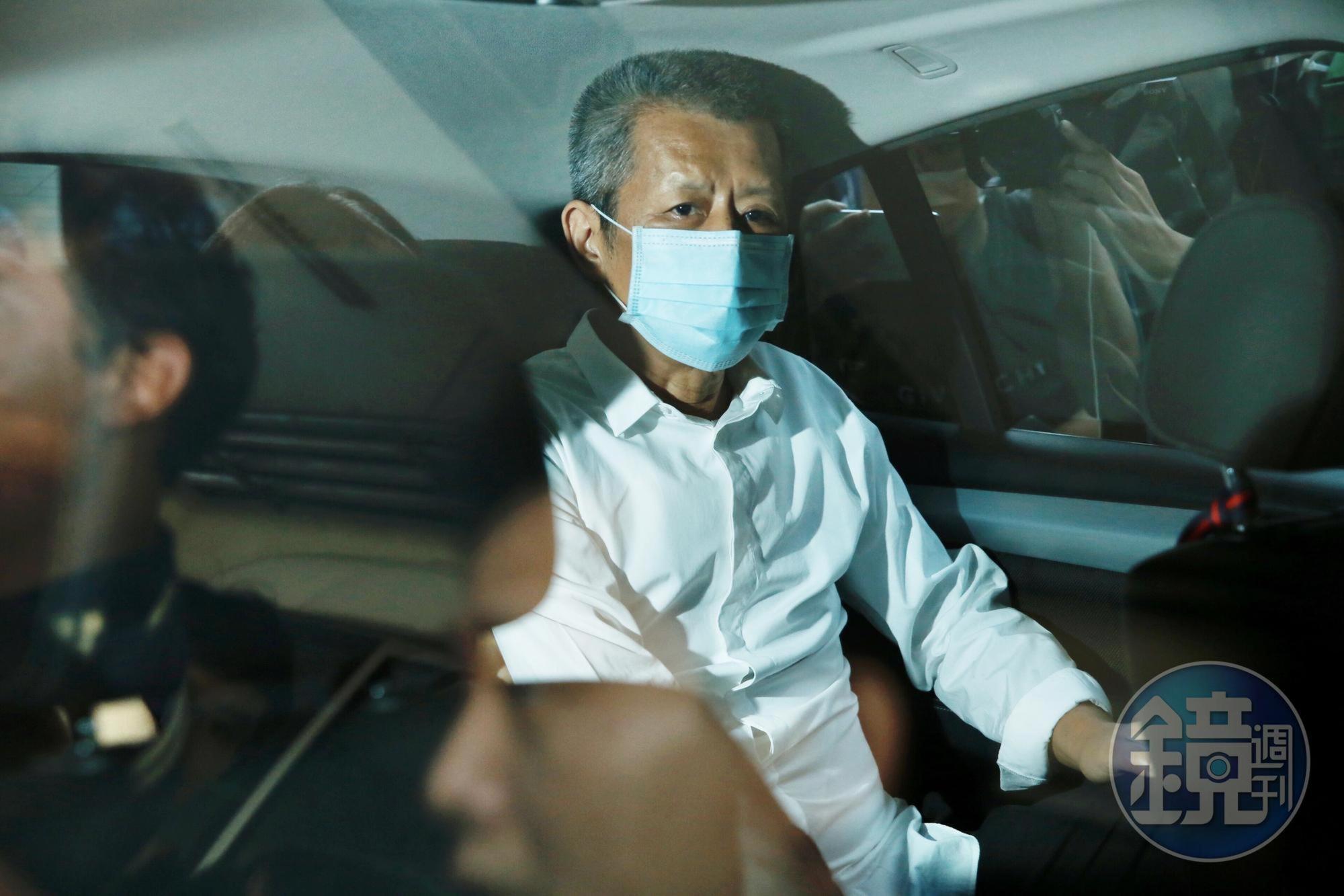 黃鴻升今日下午進行解剖調查死因,黃父從到達到離開皆不發一語。