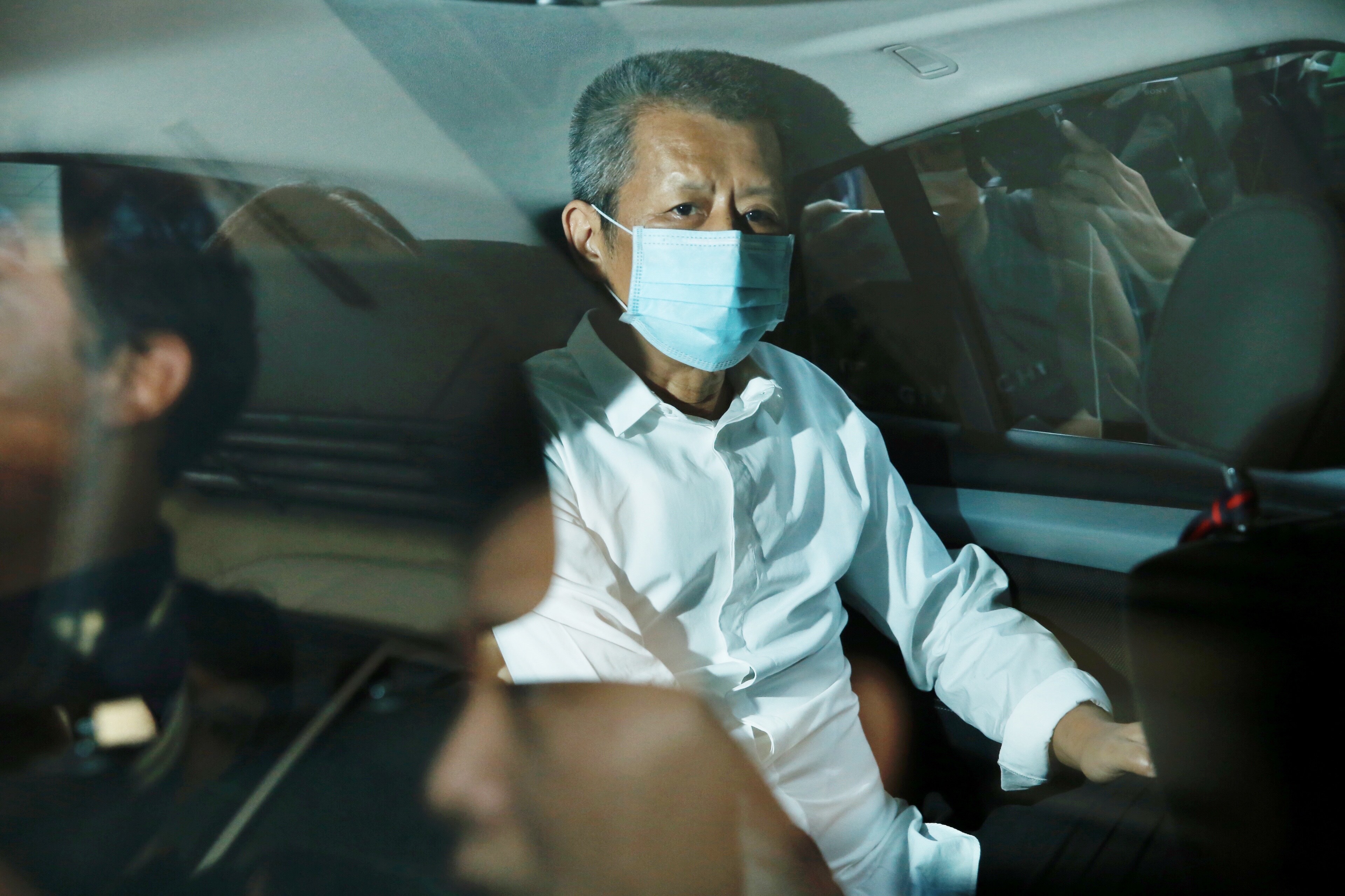 黃鴻升今日下午進行解剖調查死因，黃父從到達到離開皆不發一語。