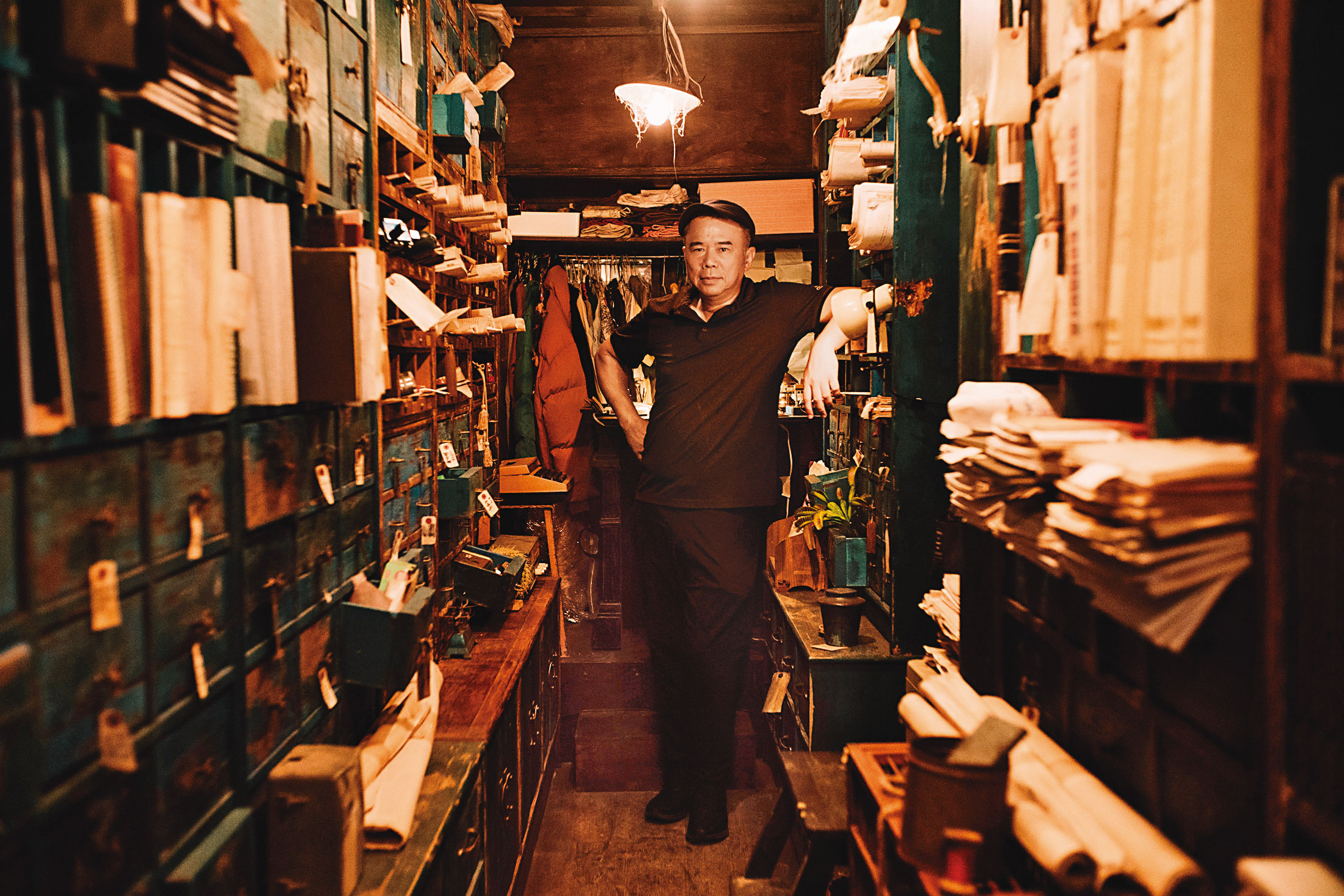 陳玉勳的工作照。《消失的情人節》中,構建了許多時間、記憶、遺忘的魔幻場景,此處為顧寶明所飾演壁虎伯收藏人類遺失事物的空間。(華文創股份有限公司提供)