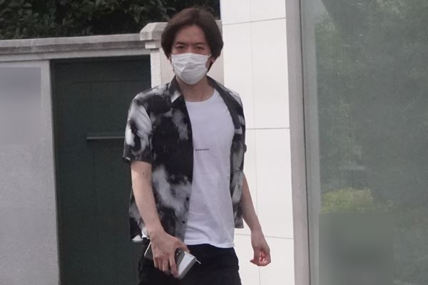 DAIGO今年六月被拍到去嬰兒服飾店替即將出生的女兒買衣服。（翻攝自《女性自身》）