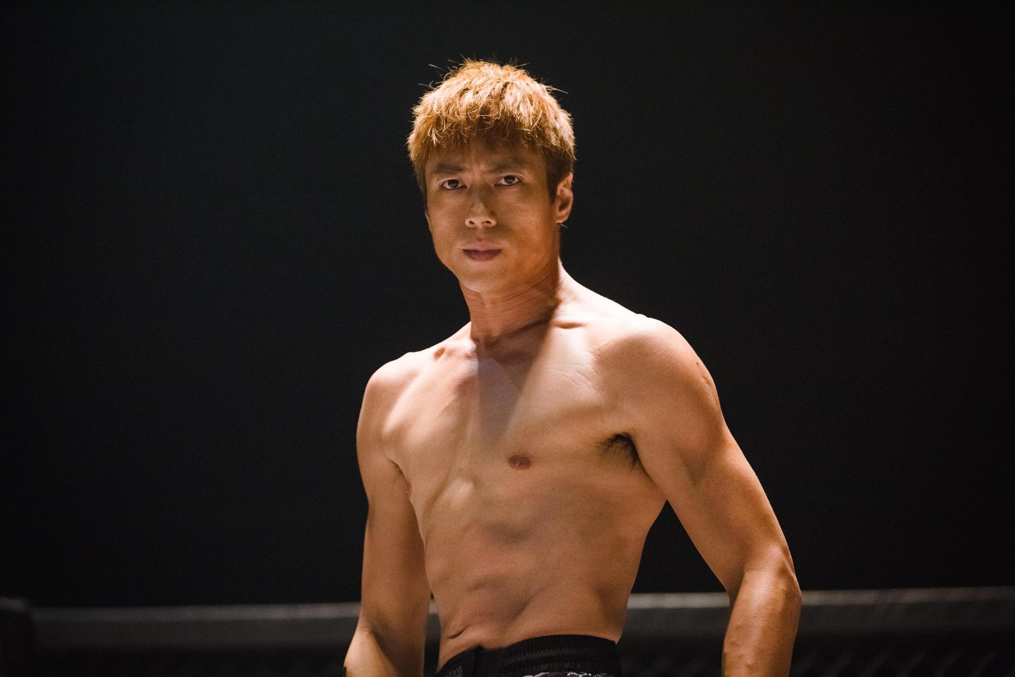 莊凱勛劇中飾演職業格鬥拳擊手,為了這角色刻意訓練2個月變成筋肉人。(衛視中文台提供)
