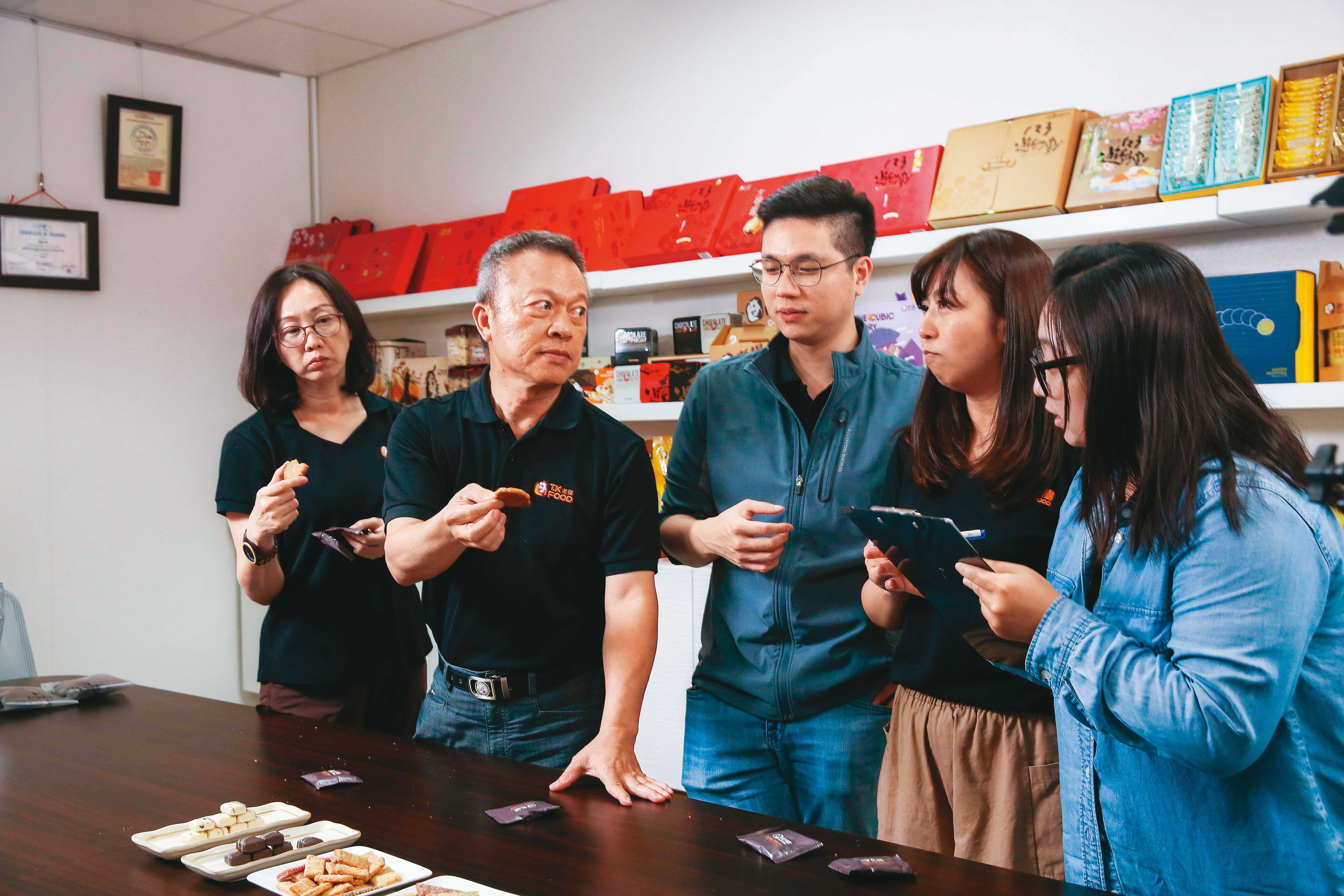 兒子戴硯（中）雖已接班，戴大可（左2）仍會參與新品試吃等決策。