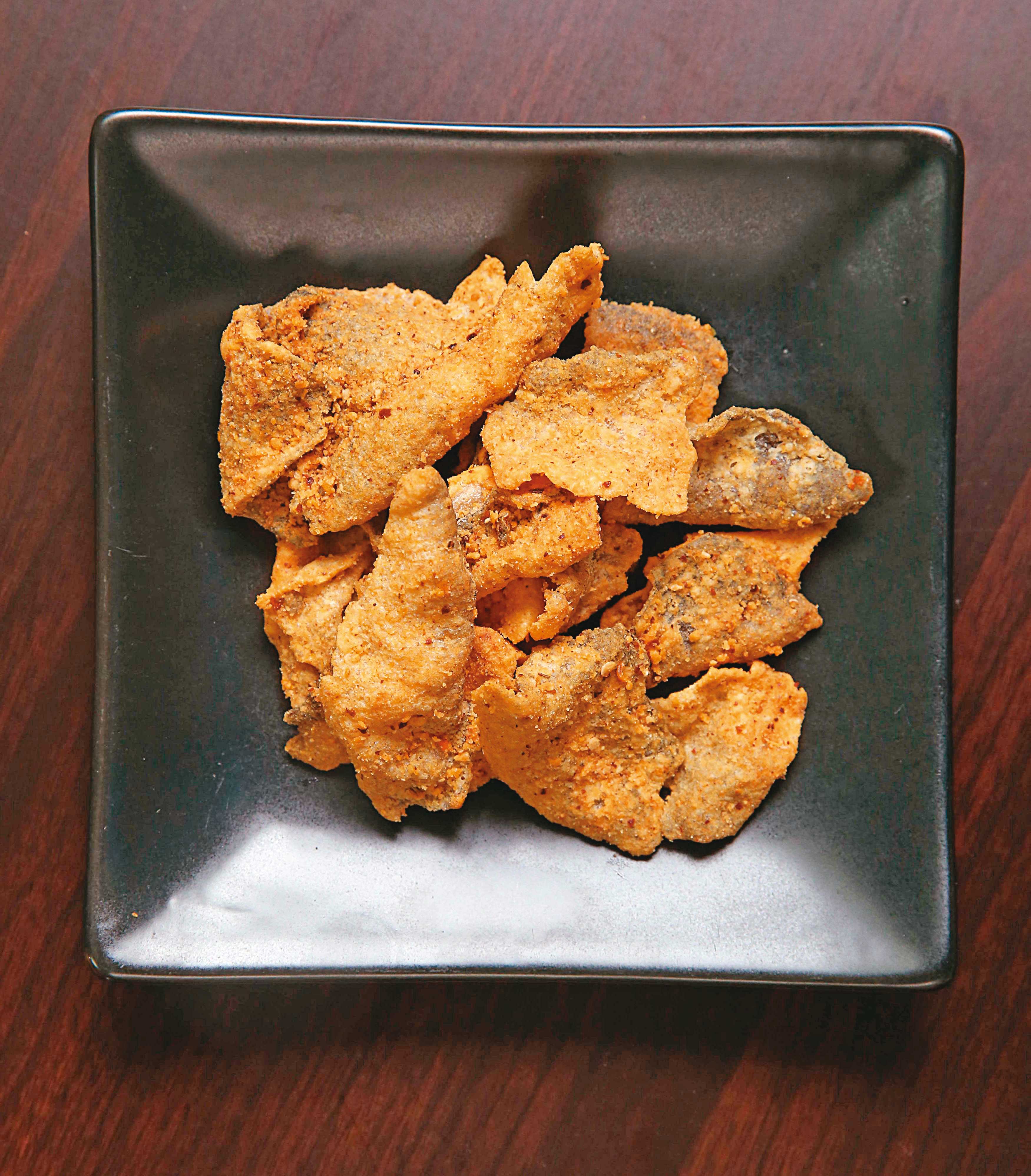 繼鹹蛋黃餅熱賣後，老楊推出該系列商品，如鹹蛋黃魚皮。（119元／包）