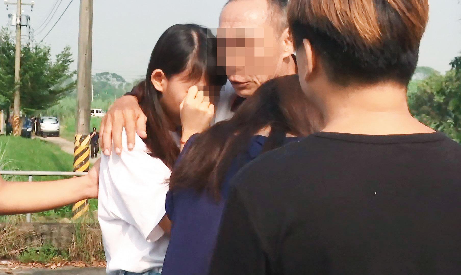 劉女女兒(左)知道母親遭殺害後,在命案現場悲傷痛哭。(東森新聞提供)